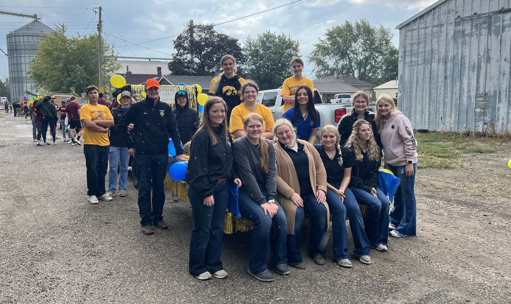 Picture of EBF ag students on float at the Blakesburg Corn Festival